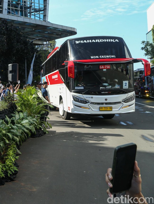 Momen Menaker Lepas Mudik Bersama, Ribuan Pekerja Pulang Kampung