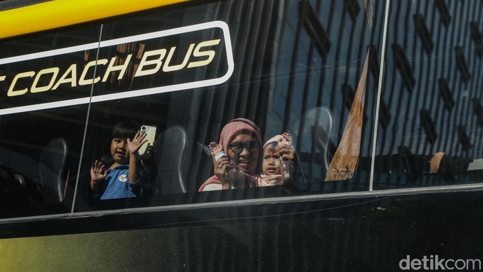 Menteri Ketenagakerjaan Yassierli berbincang dengan pemudik di dalam bus, Jakarta, Kamis (7/3/2026). Program Mudik Bersama AHEMCE kembali digelar pada 2026 untuk menyambut Hari Raya Idul Fitri 1447 H. Kegiatan ini menjadi bentuk dukungan perusahaan kepada karyawan dan keluarganya agar dapat pulang kampung dengan aman dan nyaman.