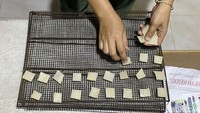 Nasi ketan panas kemudian ditumbuk secara manual menggunakan lesung kayu hingga halus. Setelah itu, adonan dicampur gula, diratakan, lalu dijemur sebelum dipotong kecil berbentuk persegi.