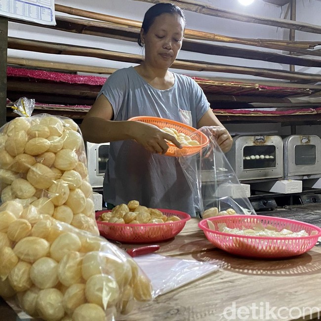 Menegok Pembuatan Ladu Khas Kota Batu