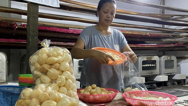 Menegok Pembuatan Ladu Khas Kota Batu