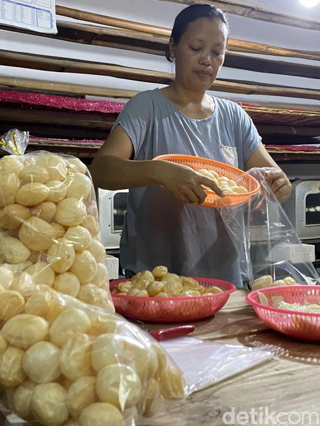 Menegok Pembuatan Ladu Khas Kota Batu