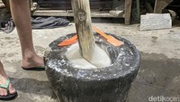 Terbuat dari bahan sederhana berupa beras ketan dan gula pasir, Ladu masih diproduksi dengan metode tradisional. Prosesnya dimulai dari mencuci, merendam, hingga mengukus beras ketan menjadi nasi ketan.