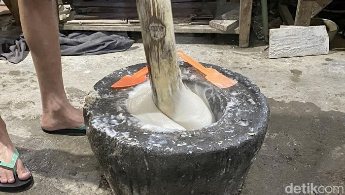 Menengok Pembuatan Ladu Khas Kota Batu