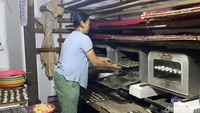 Tahap akhir, Ladu dipanggang hingga mengembang. Dahulu, proses pematangan dilakukan dengan cara disangrai menggunakan pasir panas. 