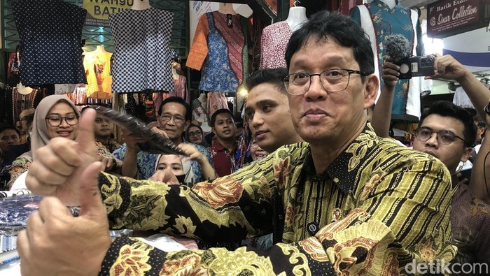 Menkeu Purbaya Yudhi Sadewa saat memilih batik di Pasar Beringharjo Kota Jogja, Selasa (17/3/2026).