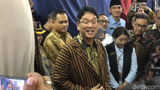 Menkeu Purbaya Yudhi Sadewa saat memilih batik di Pasar Beringharjo Kota Jogja, Selasa (17/3/2026).