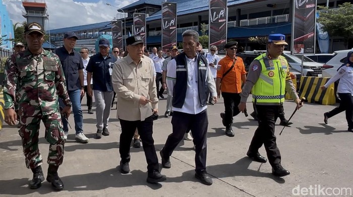 Menteri Perhubungan Dudy Purwagandhi saat hendak menyeberang di Pelabuhan Ketapang Banyuwangi