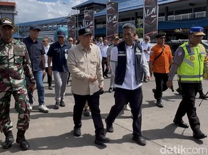 Pemudik di Pelabuhan Ketapang Lihat Menhub Naik Kapal: Katanya Rusak!
