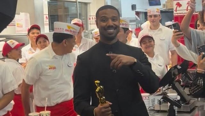 Michael B Jordan Rayakan Kemenangan di Oscar dengan Burger
