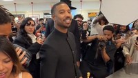 Ini momen saat Michael B Jordan memesan burger di kasir. Piala Oscar-nya pun ditaruh di mejanya. (Foto: dok Instagram gleb_vashkevich)