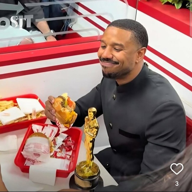 Michael B Jordan Rayakan Kemenangan di Oscar dengan Burger