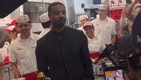 Kedatangan Michael B Jordan ke In N Out disambut riuh oleh pembeli setempat dan karyawan yang bekerja. (Foto: dok Instagram dianaamonet)