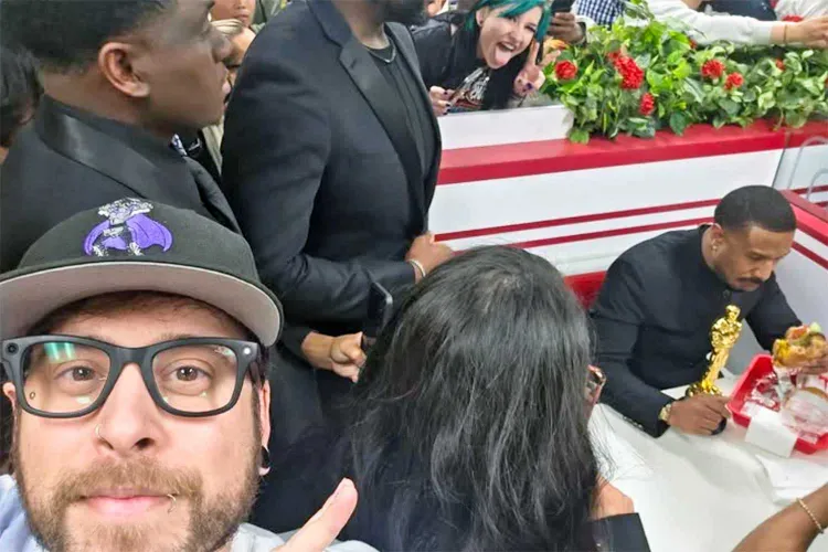 Bawa Piala Oscar ke Restoran Burger, Aksi Michael B. Jordan Viral