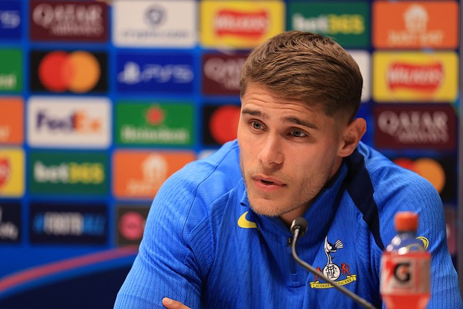 Micky van de Ven merupakan bek tengah timnas Belanda. Ia memiliki postur jangkung dan atletis, serta wajah bak patung pahatan. Foto: Getty Images/Andrew Redington