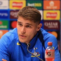 Micky van de Ven merupakan bek tengah timnas Belanda. Ia memiliki postur jangkung dan atletis, serta wajah bak patung pahatan. Foto: Getty Images/Andrew Redington