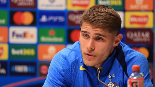 Micky van de Ven ENFIELD, ENGLAND - MARCH 17: Micky van de Venof Tottenham Hotspur talks to the media during a Press Conference at Tottenham Hotspur Training Centre on March 17, 2026 in Enfield, England. (Photo by Andrew Redington/Getty Images)