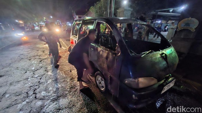 Mobil Espass hangus terbakar di Loceret Nganjuk