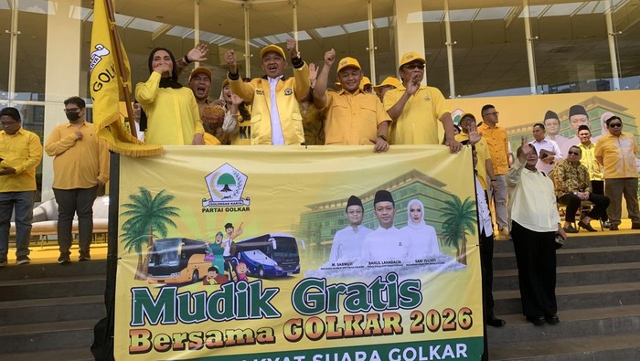 Ketum Partai Golkar Bahlil Lahadalia melepas 20 bus mudik gratis di kantor DPP Partai Golkar, Slipi, Jakarta Barat, Selasa (17/3/2026).