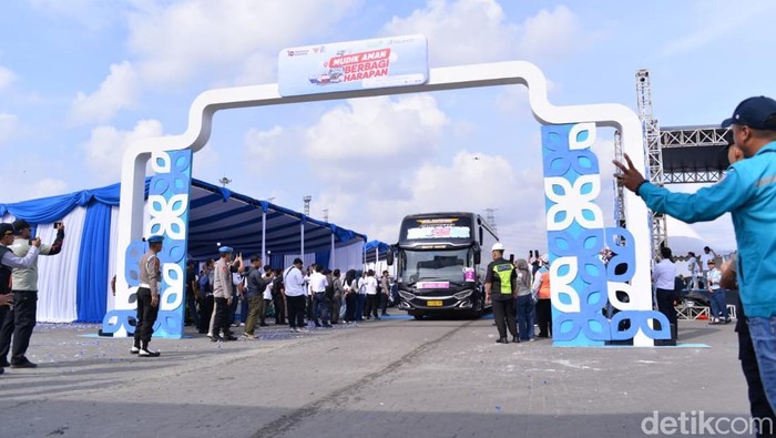 Program Mudik Aman Berbagi Harapan 2026 yang digelar oleh Jakarta International Container Terminal (JICT) kembali memberangkatkan peserta mudik gratis menuju berbagai kota di Pulau Jawa. Kegiatan ini berlangsung di kawasan Tanjung Priok, Jakarta, sebagai bagian dari inisiatif sosial Pelindo Group dalam mendukung kelancaran arus mudik menjelang Idulfitri.