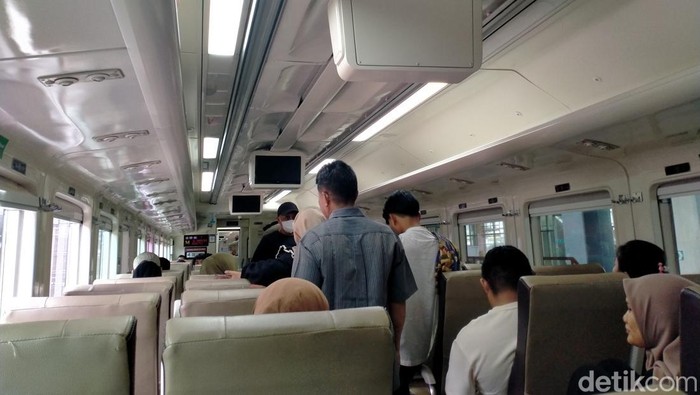 Penumpang memenuhi kereta api di Stasiun Medan saat mudik lebaran