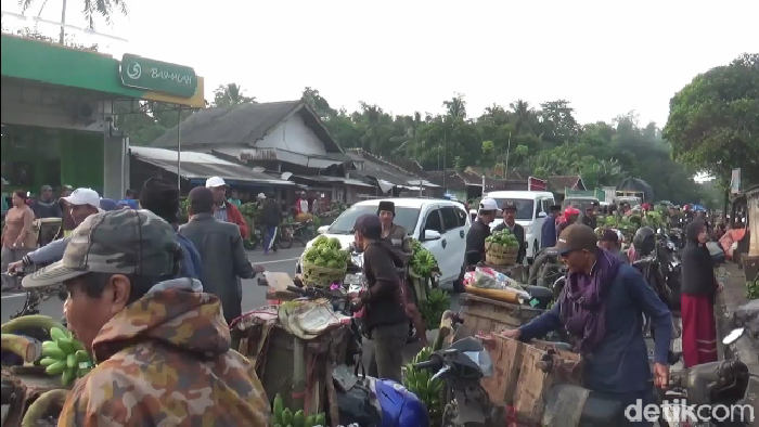 Pasar tumpah di Lumajang