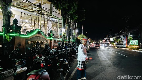 Pecalang menjaga masjid saat salat tarawih di Denpasar, Bali.