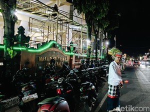 Menjaga yang Berbeda, Kebanggaan Pecalang Amankan Ibadah di Masjid