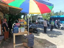 Berkah Pedagang Musiman di Tengah Antrean Pemudik Menuju Pelabuhan Gilimanuk