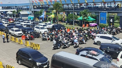 Arus lalu lintas terpantau sangat padat di dalam wilayah Pelabuhan Gilimanuk, Kabupaten Jembrana, Bali, Selasa (17/3/2026).