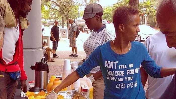 Salut! Pelayan Ini Sudah Bagikan 270 Ribu Makanan untuk Tunawisma