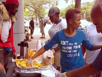 Salut! Pelayan Ini Sudah Bagikan 270 Ribu Makanan untuk Tunawisma