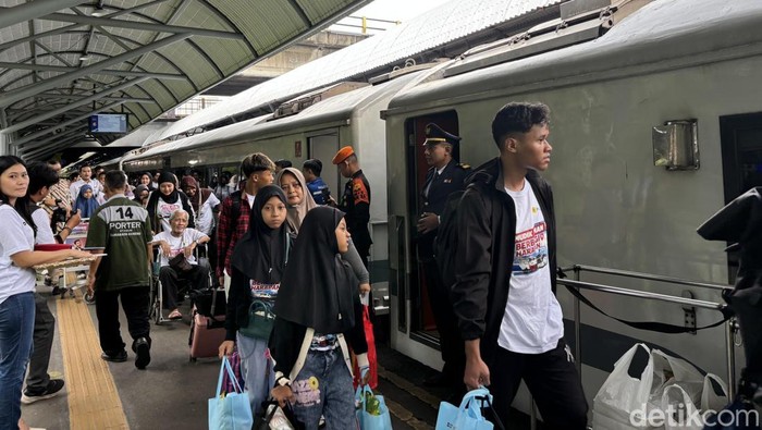 Pelepasan ratusan peserta mudik gratis dari PLN Jatim.