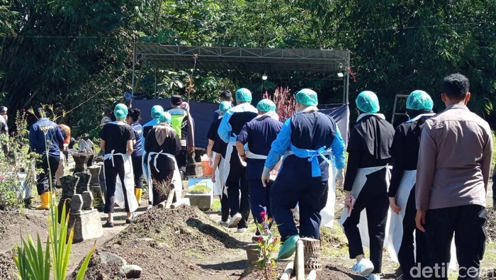 Makam warga Dusun Plambongan, Desa Dukun, Kecamatan Dukun, Kabupaten Magelang, dilakukan ekshumasi, Selasa (17/3/2026).