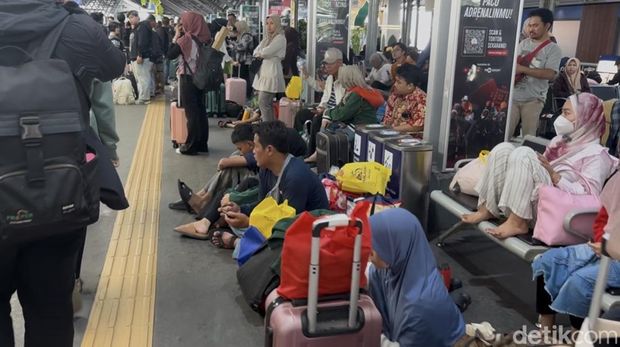 Pemudik di Stasiun Gubeng Surabaya bagian dari KAI Daop 8 Surabaya.