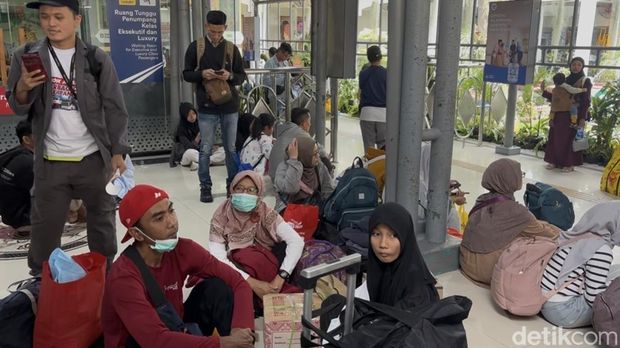 Pemudik di Stasiun Gubeng Surabaya bagian dari KAI Daop 8 Surabaya.