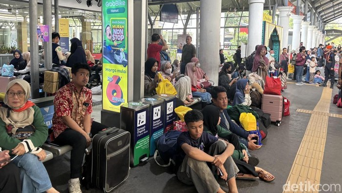 Pemudik di Stasiun Gubeng Surabaya bagian dari KAI Daop 8 Surabaya.