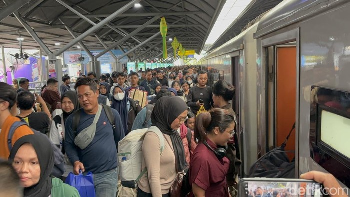 Pemudik di Stasiun Gubeng Surabaya bagian dari KAI Daop 8 Surabaya.