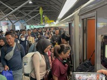 Tumplek Blek! 26 Ribu Pemudik Berangkat dari Stasiun Daop 8 Surabaya