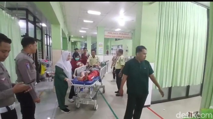 Mobil Toyota Innova berisi rombongan pemudik mengalami kecelakaan tunggal tol Solo-Ngawi tepatnya di KM 561 Jalur A. 