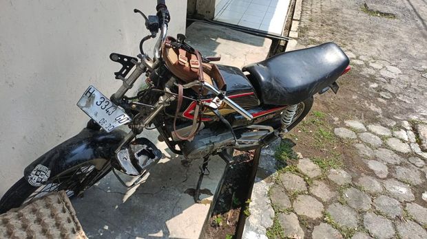 Penampakan RX King nyemplung Sungai Cepiring yang berhasil di evakuasi Penampakan RX King nyemplung Sungai Cepiring yang berhasil di evakuasi