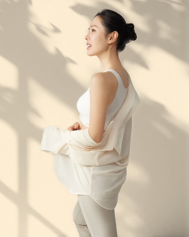 Dengan penampilan awet mudanya, siapa sangka Son Ye Jin sudah menginjak 44 tahun. Foto: dok. Instagram @yejinhand