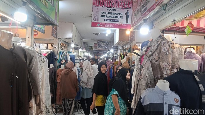 Pengunjung sedang memilah-milih baju Lebaran di salah satu lapak pedagang baju di Pajak Sambu (Siti Aisyaroh/detikcom)