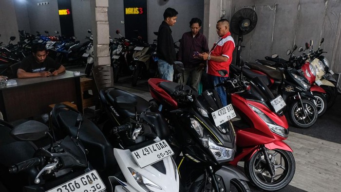 Seorang pedagang melayani calon pembeli sepeda motor bekas di Mokas Jalan Pedurungan Tengah, Semarang, Jawa Tengah, Senin (16/3/2026). Forum pedagang setempat mengatakan penjualan sepeda motor bekas menjelang Lebaran 2026 dengan harga jual dari Rp7 juta hingga Rp32,5 juta tersebut mengalami penurunan omzet dibandingkan Lebaran 2025 yaitu dari penjualan 90 unit kini hanya menjadi 30-50 unit karena turunnya daya beli masyarakat. ANTARA FOTO/Makna Zaezar/nym.
