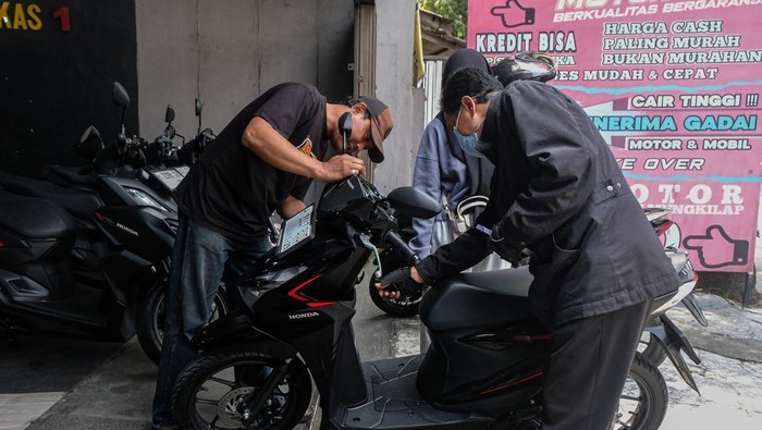 Seorang pedagang melayani calon pembeli sepeda motor bekas di Mokas Jalan Pedurungan Tengah, Semarang, Jawa Tengah, Senin (16/3/2026). Forum pedagang setempat mengatakan penjualan sepeda motor bekas menjelang Lebaran 2026 dengan harga jual dari Rp7 juta hingga Rp32,5 juta tersebut mengalami penurunan omzet dibandingkan Lebaran 2025 yaitu dari penjualan 90 unit kini hanya menjadi 30-50 unit karena turunnya daya beli masyarakat. ANTARA FOTO/Makna Zaezar/nym.