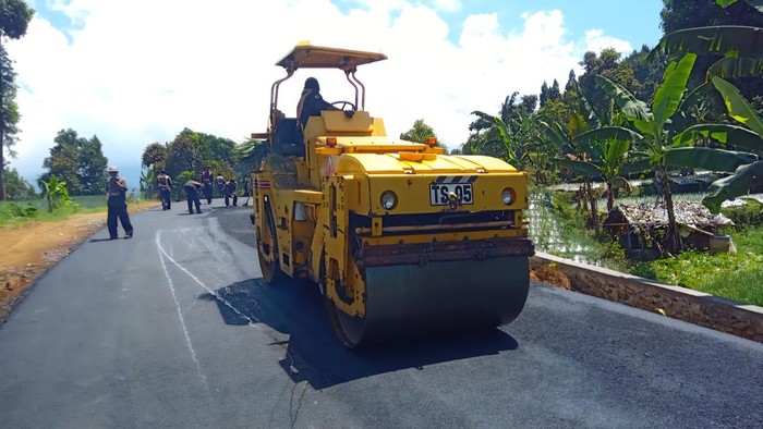 Perbaikan jalan di Sukabumi.
