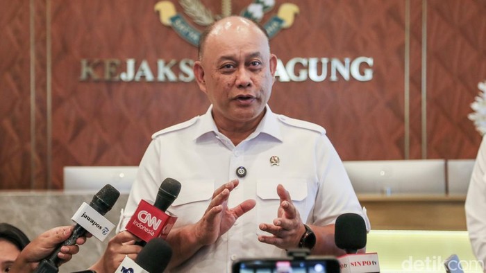 Kepala Badan Gizi Nasional (BGN) Dadan Hindayana saat konferensi pers terkait penguatan program Makan Bergizi Gratis (MBG) di Gedung Kejaksaan Agung, Jakarta, Selasa (17/3/2026). Dalam upaya memperkuat pengawasan, Badan Gizi Nasional (BGN) mengganden