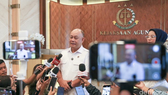 Kepala Badan Gizi Nasional (BGN) Dadan Hindayana saat konferensi pers terkait penguatan program Makan Bergizi Gratis (MBG) di Gedung Kejaksaan Agung, Jakarta, Selasa (17/3/2026). Dalam upaya memperkuat pengawasan, Badan Gizi Nasional (BGN) menggandeng pejabat Kejaksaan Agung guna memastikan pelaksanaan program Makan Bergizi Gratis (MBG) berjalan lebih transparan dan akuntabel.