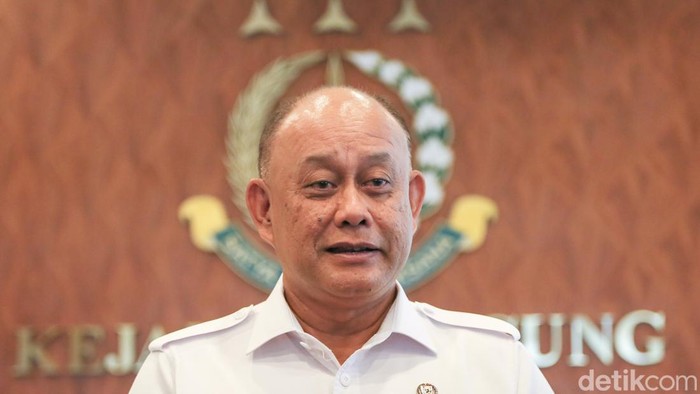 Kepala Badan Gizi Nasional (BGN) Dadan Hindayana saat konferensi pers terkait penguatan program Makan Bergizi Gratis (MBG) di Gedung Kejaksaan Agung.