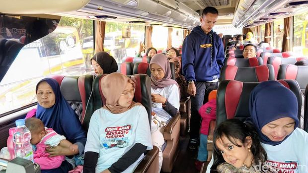 Peserta mudik gratis saat hendak berangkat dari depan Gedung Sate Bandung.